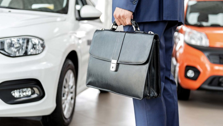 Photographie représentant un chef d'entreprise qui récupère sa nouvelle voiture provenant d’Allemagne