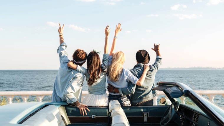 Photographie représentant des personnes heureuses dans leur nouvelle voiture provenant d’Allemagne