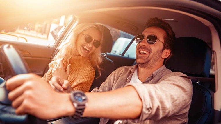 Photographie représentant des personnes heureuses dans leur nouvelle voiture importées d’Allemagne