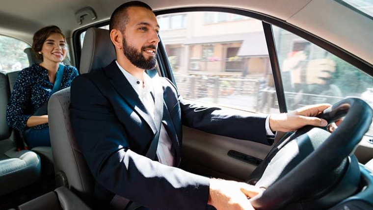 Photographie représentant un taxi/ VTC avec son client heureux dans sa nouvelle voiture provenant d’Allemagne